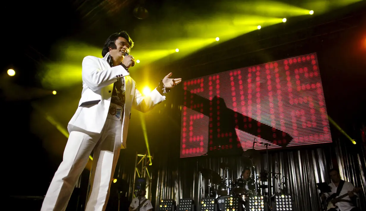 Corny Rempel, peserta Tribute to Elvis Presley saat mengikuti kontes acara Collingwood Elvis Festival di Ontario, Kanada, 26 Juli 2015. Festival yang diikuti 120 tersebut berlangsung selama empat hari. (REUTERS/Chris Helgren)