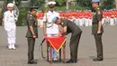 Mayjen TNI Andika Perkasa menandatangani surat pengangkatannya di hadapan Panglima TNI Jenderal TNI Dr. Moeldoko, Markas Komando Paspampres, Jakpus, Rabu (22/10/2014) (Dok.Puspen TNI)