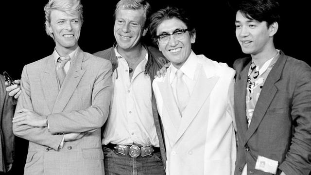 Ryuichi Sakamoto (paling kanan), bersama Jack Thomas, Nagisa Oshima, dan David Bowie (paling kiri). Mereka adalah tim yang membuat film Merry Christmas, Mr. Lawrence (AP Photo/Jacques Langevin, File)