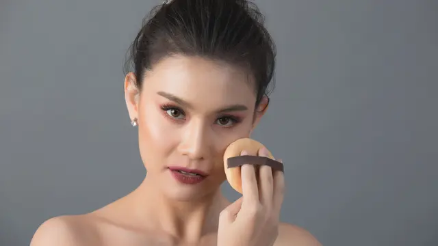 Anti Patchy Club! Ini 5 Tips Aplikasikan Cushion Agar Flawless Seharian [Dok/freepik.com]