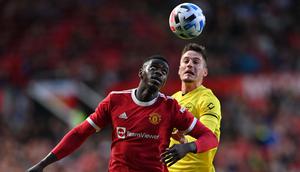 Axel Tuanzebe tak kunjung mendapatkan tempat reguler di Manchester United sejak didatangkan pada 2015 silam. Rentetan cedera menjadi faktor besar yang membuat kariernya meredup di Old Trafford. Ia pun pernah dipinjamkan ke Aston Villa dan Napoli belakangan ini. Tuanzebe tidak masuk dalam rencana Erik ten Hag pada musim ini. Mereka akan melepasnya pada bursa transfer musim dingin 2023 meski kontraknya tersisa enam bulan lagi. (AFP/Paul Ellis)