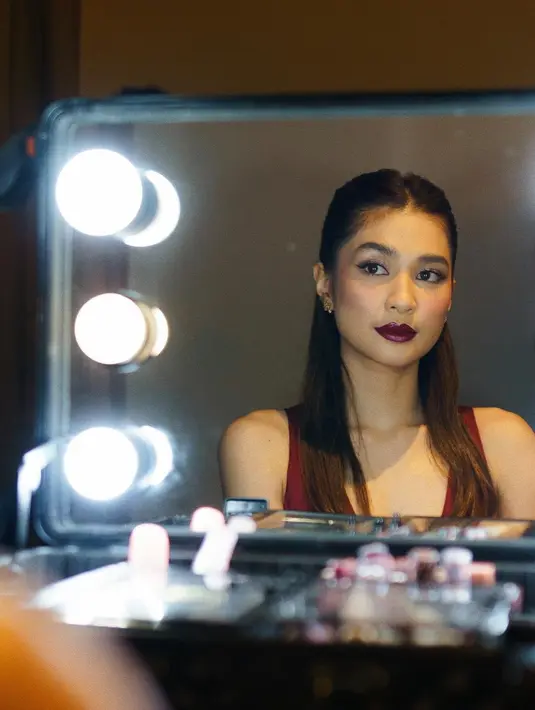Dress yang simple ini bikin Mikha terlihat elegan berkat makeup klasik dan lipstik merah bold. Gaya rambutnya pun nampak berubah menjadi half ponytail yang lebih sensual [@miktambayong]