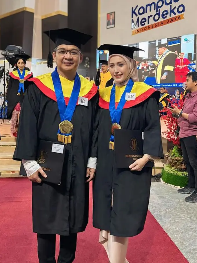 Potret Kompak Pasha Ungu dan Adelia Pasha saat wisuda bersama