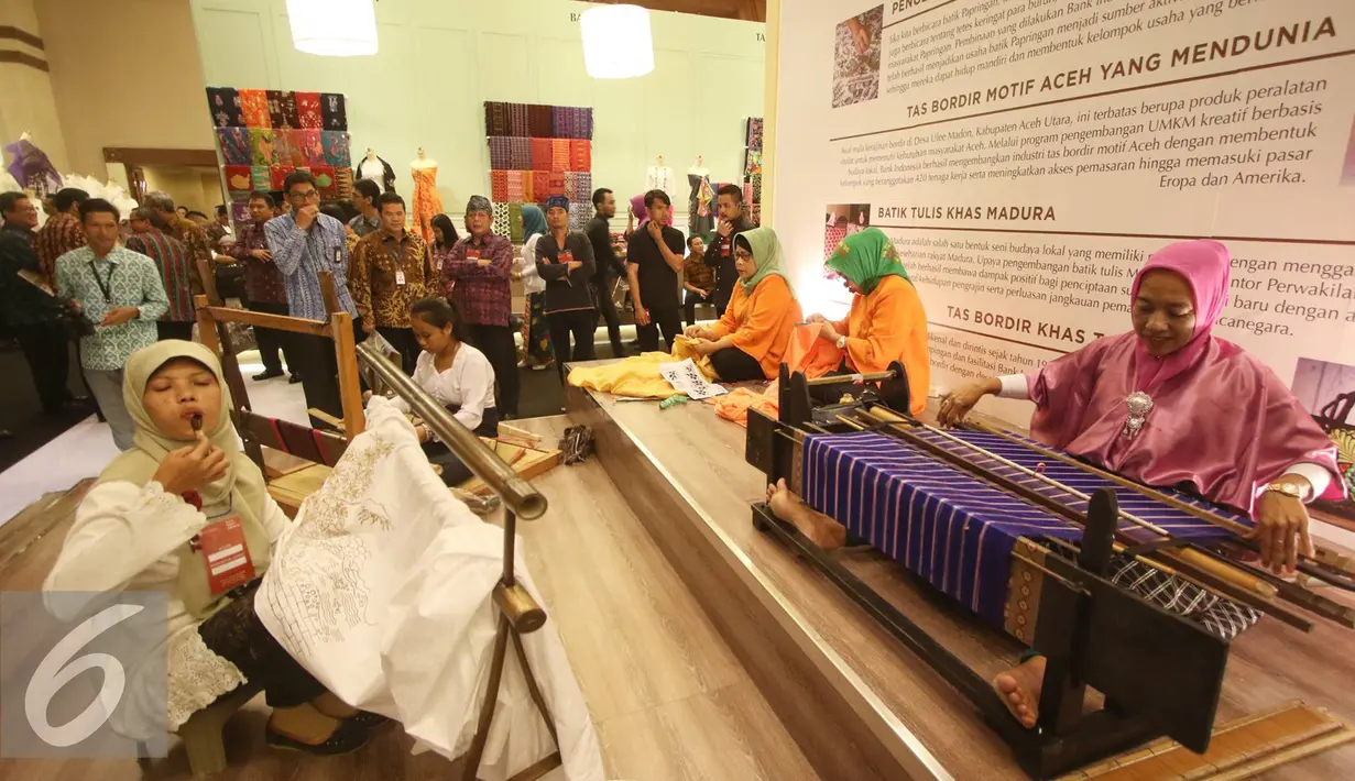Pengunjung melihat produk yang ditawarkan dalam pemeran bertajuk Karya Kreatif Indonesia di Balai Kartini, Jakarta, Jumat (26/8). Pameran tersebut berlangsung pada 26-27 Agustus 2016. (Liputan6.com/Immanuel Antonius)