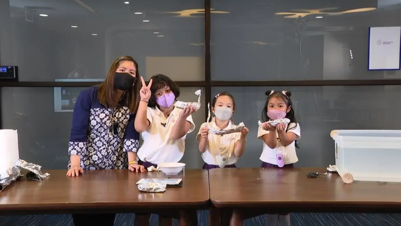 Gempita Nora (dua dari kanan) bersama teman-temannya menunjukkan hasil STEAM Boat Challenge  di workshop Sampoerna Academy EduFest 2022. (Istimewa)