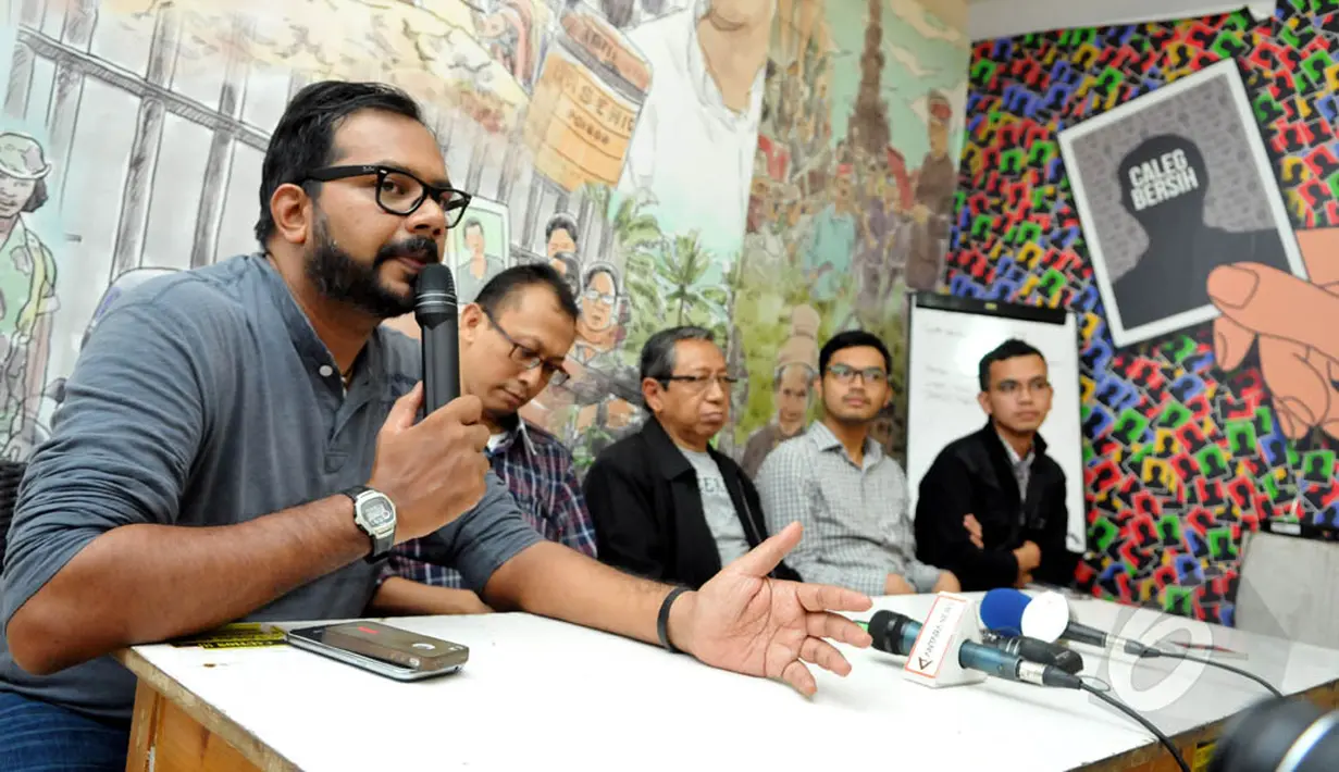 Koordinator Kontras, Haris Azhar (kiri), saat konferensi pers di Jakarta, Rabu (14/1/2015). (Liputan6.com/Panji Diksana)