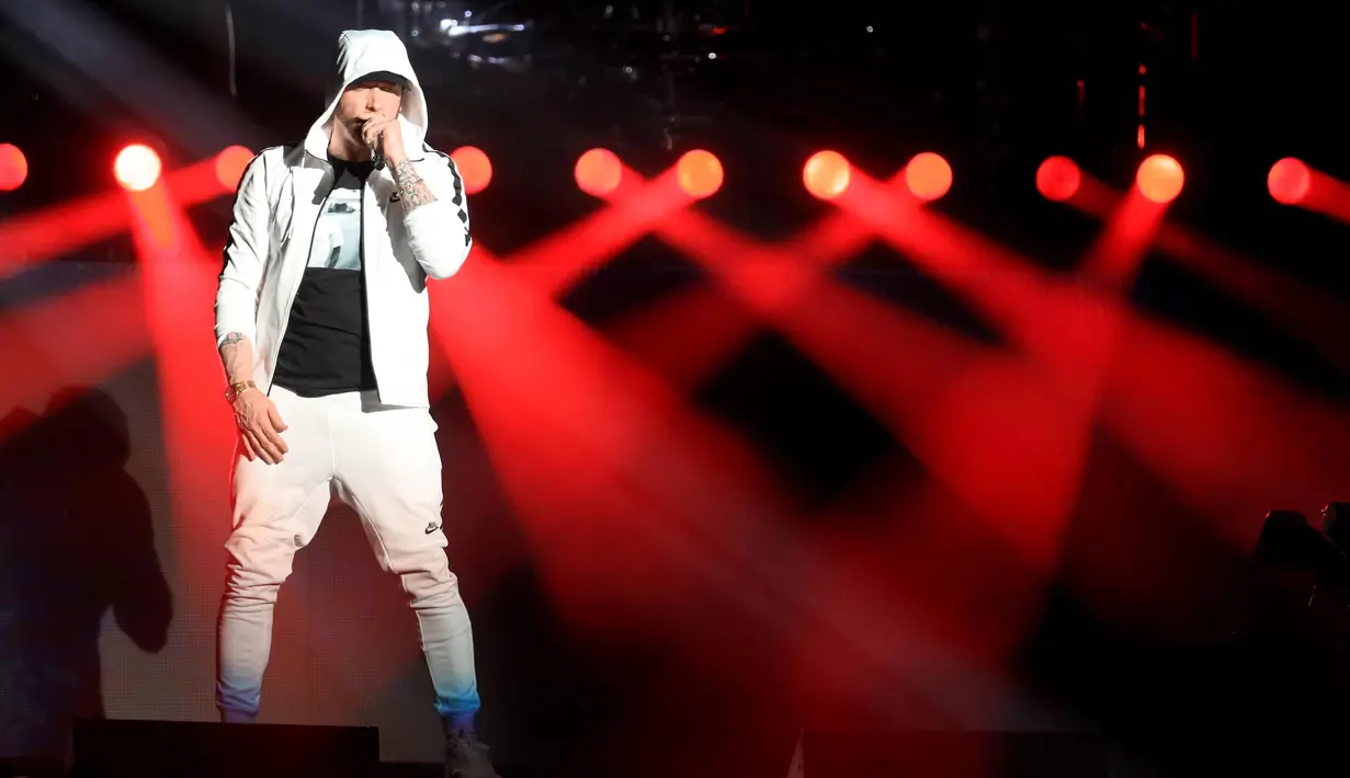 Aksi panggung rapper Eminem selama Coachella Valley Music and Arts Festival 2018 di Empire Polo Field di Indio, California (15/4). Festival Coachella ini sudah ada sejak 1999. (AFP Photo/Christopher Polk)