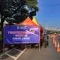 Petugas menghentikan kendaraan yang melintas selama Pemberlakuan Pembatasan Kegiatan Masyarakat (PPKM) Darurat di pos penyekatan Pasar Jumat, Jakarta, Sabtu (3/7/2021). Polda Metro Jaya menyiapkan 63 titik penyekatan selama penerapan PPKM Darurat di Jakarta dan sekitarnya. (merdeka.com/Arie Basuki)
