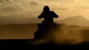 Siluet seorang pembalap ATV selama Stage 1A Reli Dakar 2022 antara Jeddah dan Hail, di Arab Saudi, pada 1 Januari 2022. (AFP/Franck Fife)