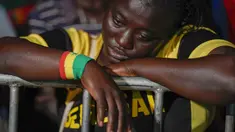 Suporter Senegal menyaksikan laga babak 16 besar Piala Dunia 2022 saat tim kesayangan mereka melawan Inggris di Qatar, lewat layar video yang dipsang di fan zone di Dakar, Senin (5/12/2022) dini hari WIB. Senegal ditaklukkan Inggris dengan skor 0-3. (AP Photo/Leo Correa)