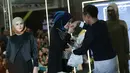 Fenita Arie mencium tangan suaminya Arie Untung saat menampilkan busana L.tru X Fenita Arie dalam ajang Jakarta Modest  Fashion Week, di Gandaria City, Jakarta, Jumat, (27/7). (Kapanlagi.com/Agus Apriyanto)