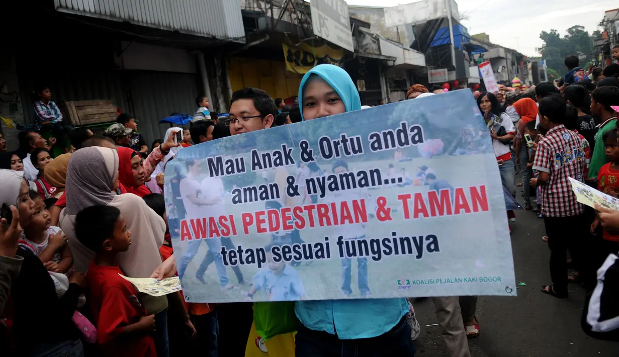 eserta pawai melakukan kampanye keselamatan saat ikut dalam arak-arakan Pesta Rakyat dan perayaan Cap Go Meh di Bogor, Jawa Barat, Kamis (5/3/2015). Perayaan Cap Go Meh di Kota Bogor berlangsung meriah. (Liputan6.com/Helmi Fithriansyah)