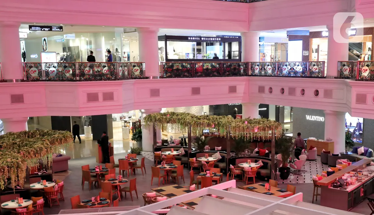 Suasana Plaza Indonesia, Jakarta, Selasa (24/3/2020). Ketua APPBI DKI Ellen Hidayat mengatakan sebagai upaya pencegahan penyebaran COVID-19 di ruang publik, Plaza Indonesia akan tutup sementara mulai 25 Maret hingga 3 April 2020. (Liputan6.com/Johan Tallo)
