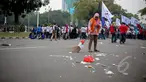 Petugas kebersihan membersihkan sampah saat peringatan hari buruh sedunia yang jatuh pada tanggal 1 Mei di depan Istana Merdeka, Jakarta, Jumat (1/5/2015). Aksi demo May Day menyisahkan sejumlah sampah berserakan di jalan. (Liputan6.com/Faizal Fanani)