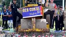 Sri Mulyani bersama Komjen Budi Waseso, Irjen M Iriawan dan Heru Pambudi menaiki alat berat untuk memusnahkan ribuan miras dan rokok ilegal di Kantor Bea cukai, Jakarta, Jumat (23/12). (Liputan6.com/Johan Tallo)