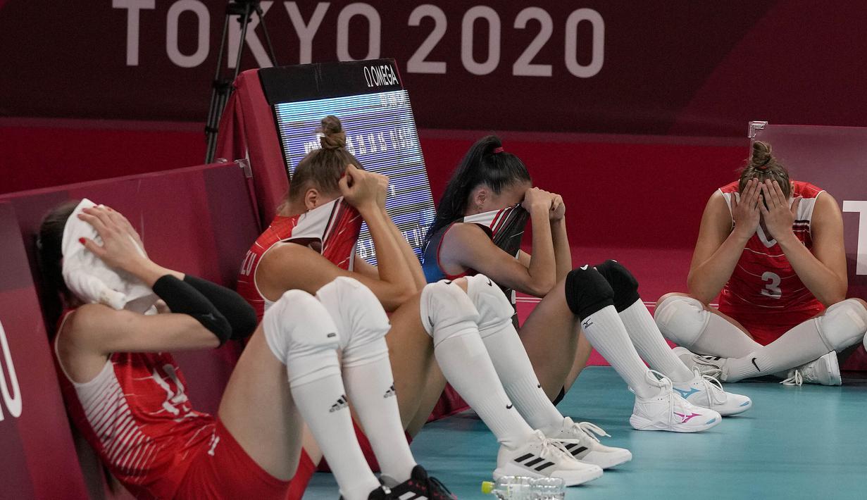 Para pemain Turki menutupi wajahnya setelah timnya kalah dari Korea Selatan dalam pertandingan perempat final bola voli putri di Olimpiade Musim Panas 2020 di Tokyo, Jepang, Rabu (4/8/2021). Turki kalah 2-3 (25-17, 17-25, 26-28, 25-18, 13-15) atas Korea Selatan. (AP Photo/Frank Augstein)