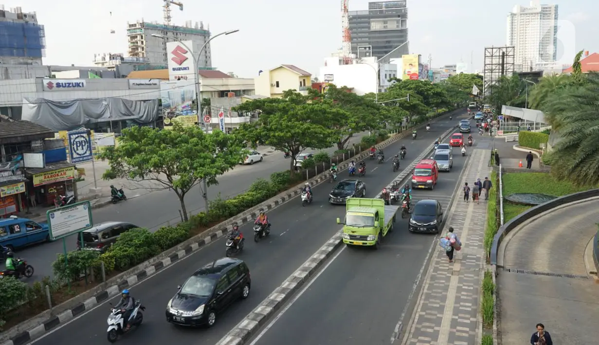 Suasana arus lalu lintas di Jalan Margonda Raya, Depok, Rabu (15/1/2020). Wakil Walikota Depok Pradi Supriatna mengatakan rencana revitalisasi jalur sepeda di Jalan Margonda akan dimulai pada 2020 sebagai upaya memberi ruang pesepeda serta mengurangi polusi udara. (Liputan6.com/Immanuel Antonius)