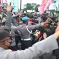 Kericuhan terjadi saat demo penolakan kenaikan harga BBM di Bundaran Hulondalo Indah, Kota Gorontalo (Arfandi/Liputan6.com)