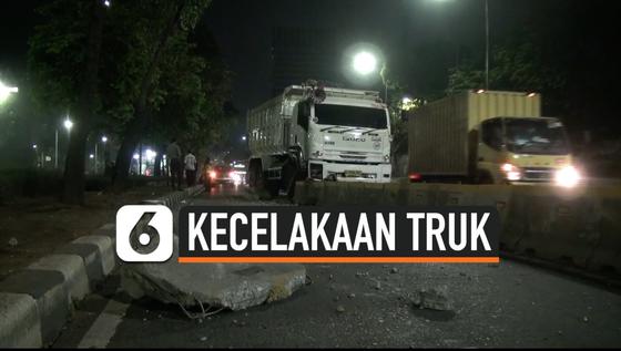 VIDEO: Sopir Mengantuk Dump Truk Tabrak Separator Transjakarta