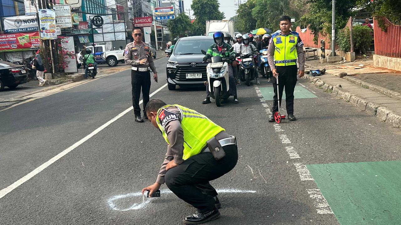 2 Motor Bersenggolan di Depok, Penumpang Tewas Terlindas Truk