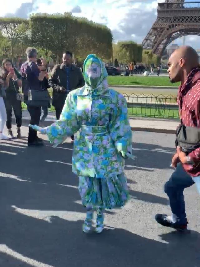 Tampilan Unik Cardi B di Paris Fashion Week 2019