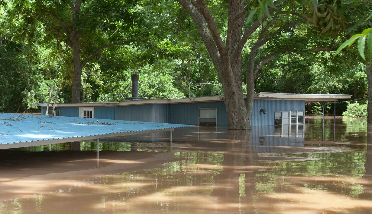 Sebuah rumah terendam banjir di Richmond, Texas, Selasa (31/5). Bencana banjir terjadi lantaran Sungai Brazos meluap akibat hujan deras yang mengguyur wilayah tersebut. (REUTERS/Daniel Kramer)