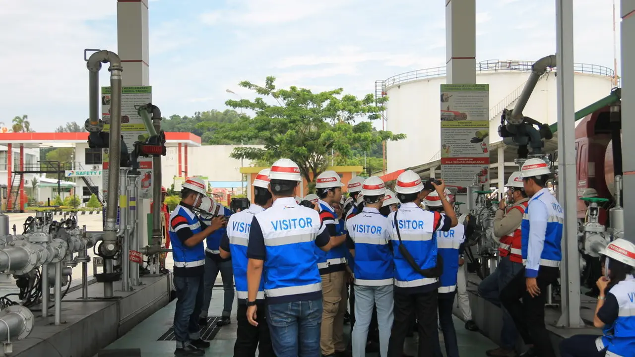 Finalis CJA Balikpapan Melihat Langsung Pengisian BBM di TBBM Balikpapan