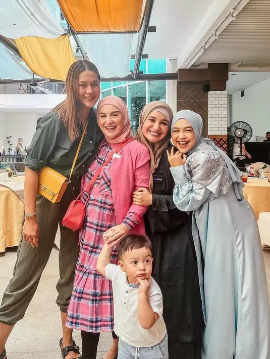 Momen ini dihadiri oleh sejumlah selebriti ternama. Salah satunya Irish Bella. Tengah mengandung anak kedua, istri Ammar Zoni ini tampil feminin mengenakan plaid dress, cardigan, dan pashmina. (Instagram/irishbella).