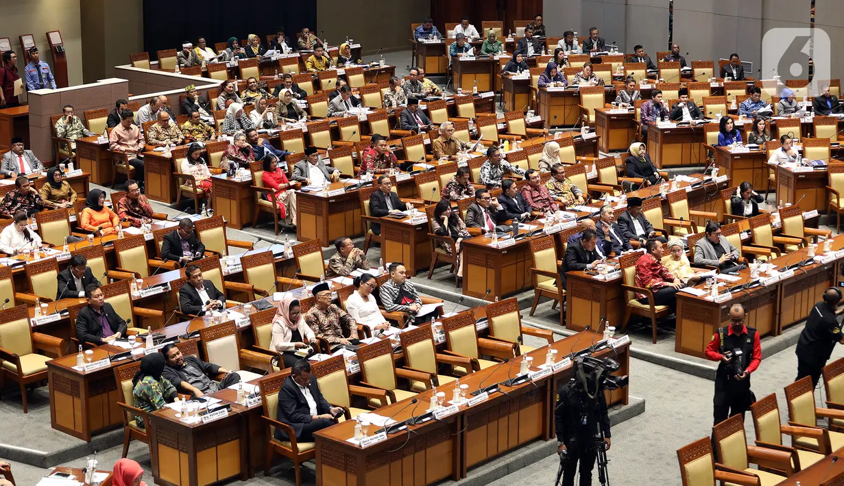 Suasana penutupan sidang paripurna DPR ke-6 masa persidangan I 2019-2020 di Kompleks Parlemen, Jakarta, Selasa (17/12/2019). Rapat menyampaikan laporan Baleg DPR RI terhadap Rancangan Peraturan DPR Tentang Tata Cara Penyusunan Prolegnas. (Liputan6.com/Johan Tallo)