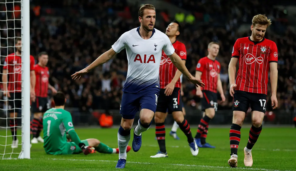 Striker Tottenham, Harry Kane, merayakan gol yang dicetaknya ke gawang Southampton pada laga Premier League di Stadion Wembley, London, Rabu (5/12). Tottenham menang 3-1 atas Southampton. (AFP/Ian Kington)