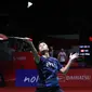 Tunggal putra Indonesia, Anthony Sinisuka Ginting berusaha mengembalikan bola saat melawan wakil Malaysia, Leong Jun Hao pada babak 16 besar Indonesia Masters 2024 di Istora Senayan Jakarta, Indonesia, Kamis (25/1/2024). Anthony Ginting menang dua gim langsung dengan skor 21-15, 21-17. (Bola.com/M Iqbal Ichsan)