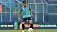 Ahmad Bustomi saat debut dengan Persela di Stadion Kanjuruhan, Kabupaten Malang (11/2/2020). (Bola.com/Iwan Setiawan)