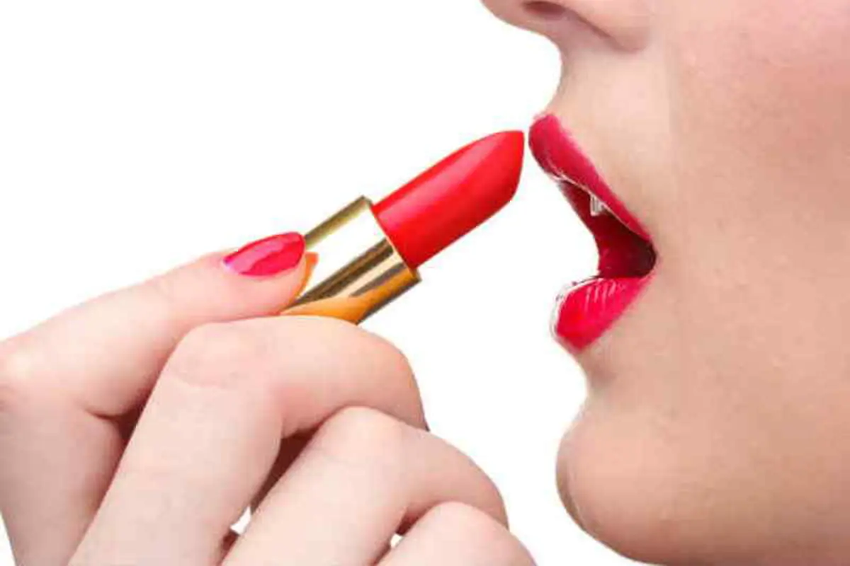 [Bintang] Tips Ampuh Agar Lipstik Selalu Lengket di Bibir