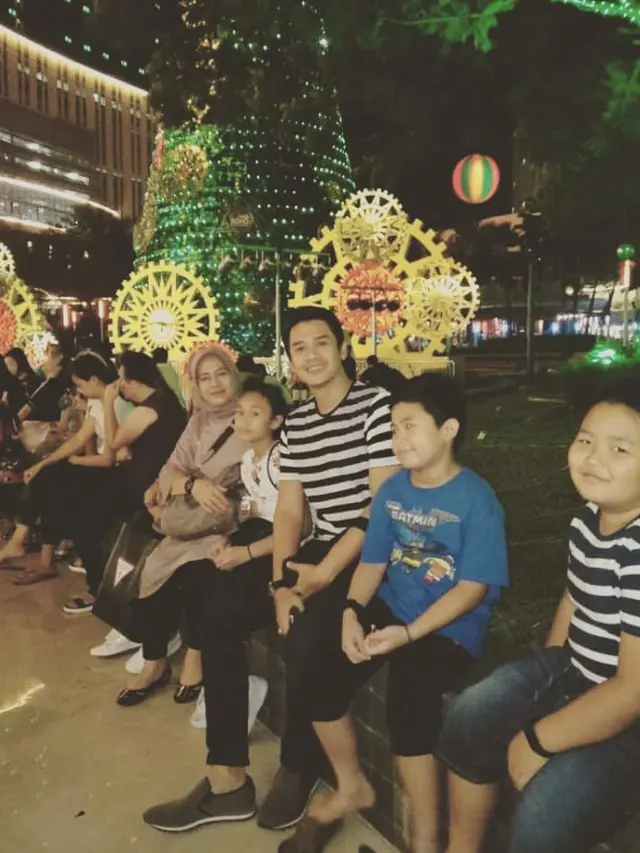 ilustrasi potret Fery Ixel pemeran antagonis di FTV Kisah Nyata Indosiar bersama keluarga/instagram: fery ixel