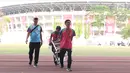 Volunteer Asian Para Games 2018 mengangkat peralatan latihan atlet usai digunakan di Stadion Madya Kompleks GBK, Jakarta, Kamis (11/10). Mereka bertugas membantu kelancaran pelaksanaan Asian Para Games 2018. (Liputan6.com/Helmi Fithriansyah)
