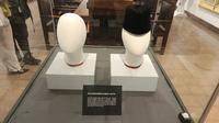 Kopiah hitam atau peci milik tokoh penting kemerdekaan Indonesia, Mohammad Hatta, yang resmi diserahkan ke Museum Perumusan Naskah Proklamasi di Jakarta, Selasa (14/10/2025). (dok. Liputan6.com/Sabrina Aulia Putri)