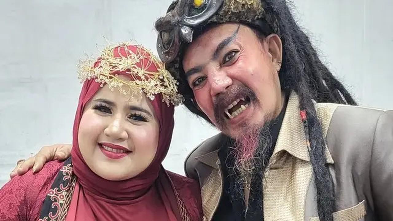 Intip Potret Limbad Pamer Gigi Taring yang Nyentrik, Ceritanya saat Umrah Viral