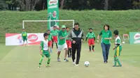 Menpora Imam Nahrawi melakukan tendangan kick-off sebagai simbol kompetisi sepak bola U-12 antar Sekolah Dasar, MILO Football Championship 2018 dimulai secara resmi pada Sabtu​ (24/3/2018) di  Lapangan Panahan Senayan, Jakarta. (MILO)