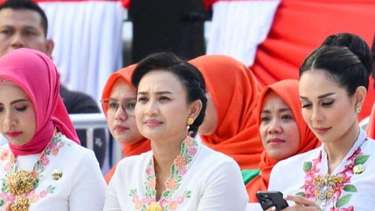 Bahkan, Diana rela mendatangi kediaman senior seperti Jenderal Purnawirawan Tito Karnavian untuk berdiskusi tentang tugas Bhayangkari. Sikap pedulinya terhadap anak yatim dan Bhayangkari membuktikan bahwa pesona anggunnya disertai dengan hati yang baik.
