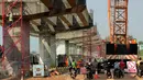 Pekerja melakukan aktivitas pembangunan proyek jalan tol Bekasi-Cawang-Kampung Melayu (Becakayu) di Kalimalang, Jakarta, Sabtu (27/6). Pengerjaan proyek tersebut dikebut untuk mengantisipasi kemacetan ketika musim mudik. (Liputan6.com/Johan Tallo)