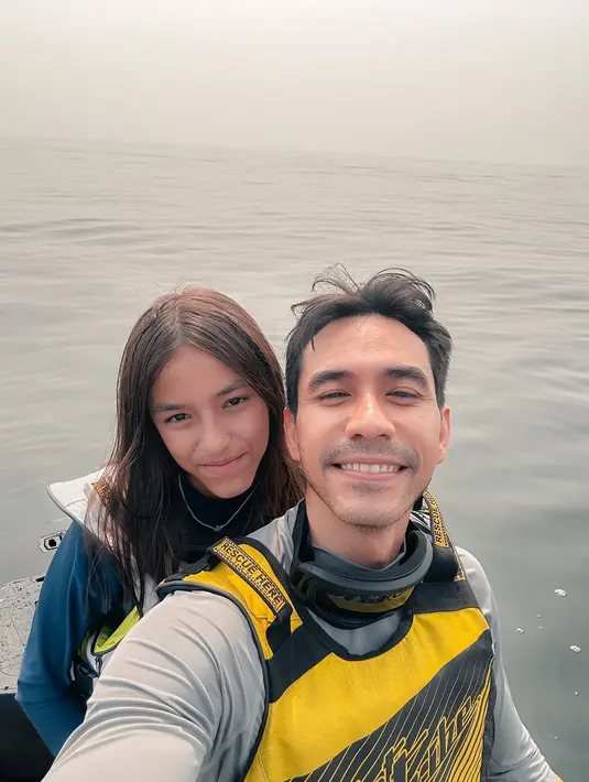 Seru menikmati liburan ke Pulau Bidadari dengan bermain jet ski bersama keluarga, momen ini pun banyak diabadikan dalam media sosial Instagramnya. Tidak sedikit dari netizen dan penggemar memberikan berbagai tanggapan mengenai kekompakan keluarganya. (Liputan6.com/IG/@darius_sinathrya)