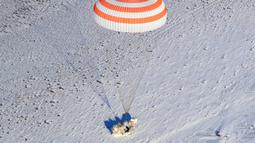 Kapsul Rusia Soyuz MS-05 mendarat di sekitar 150 km tenggara kota Kazakh, Kazakhstan (14/12). Tiga astronot berhasil mendarat ke bumi setelah enam bulan di Stasiun Luar Angkasa Internasional. (AP/ Dmitri Lovetsky/Pool)