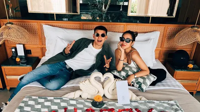 6 Momen Bulan Madu Marcell Darwin dan Nabila, Bermesraan di Kolam