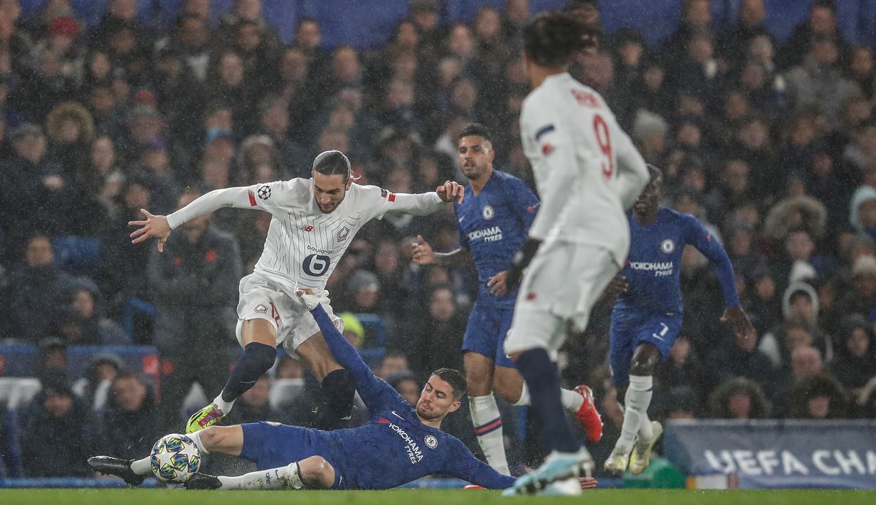 Pemain Chelsea Jorginho (kedua kiri) menghalau pemain Lille Yusuf Yazici (kiri) pada pertandingan Grup H Liga Champions di Stadion Stamford Bridge, London, Inggris,  Selasa (10/12/2019). Chelsea menang 2-1 dan lolos ke babak 16 besar Liga Champions. (AP Photo/Thanassis Stavrakis)