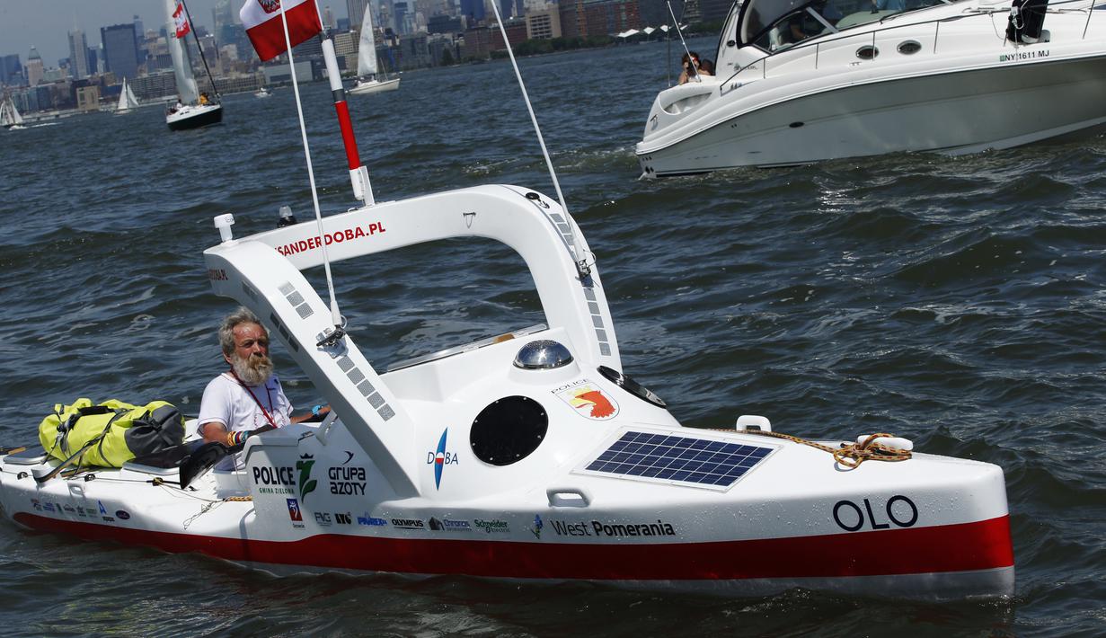 Aleksander Doba ingin memecahkan rekor dunia sebagai orang yang melintasi negara dengan kayak, New York, Minggu (29/5). Rencananya ia akan mendayaung kayak dari New York ke Lisbon, Portugal. (AFP Photo/Eduardo Munoz)