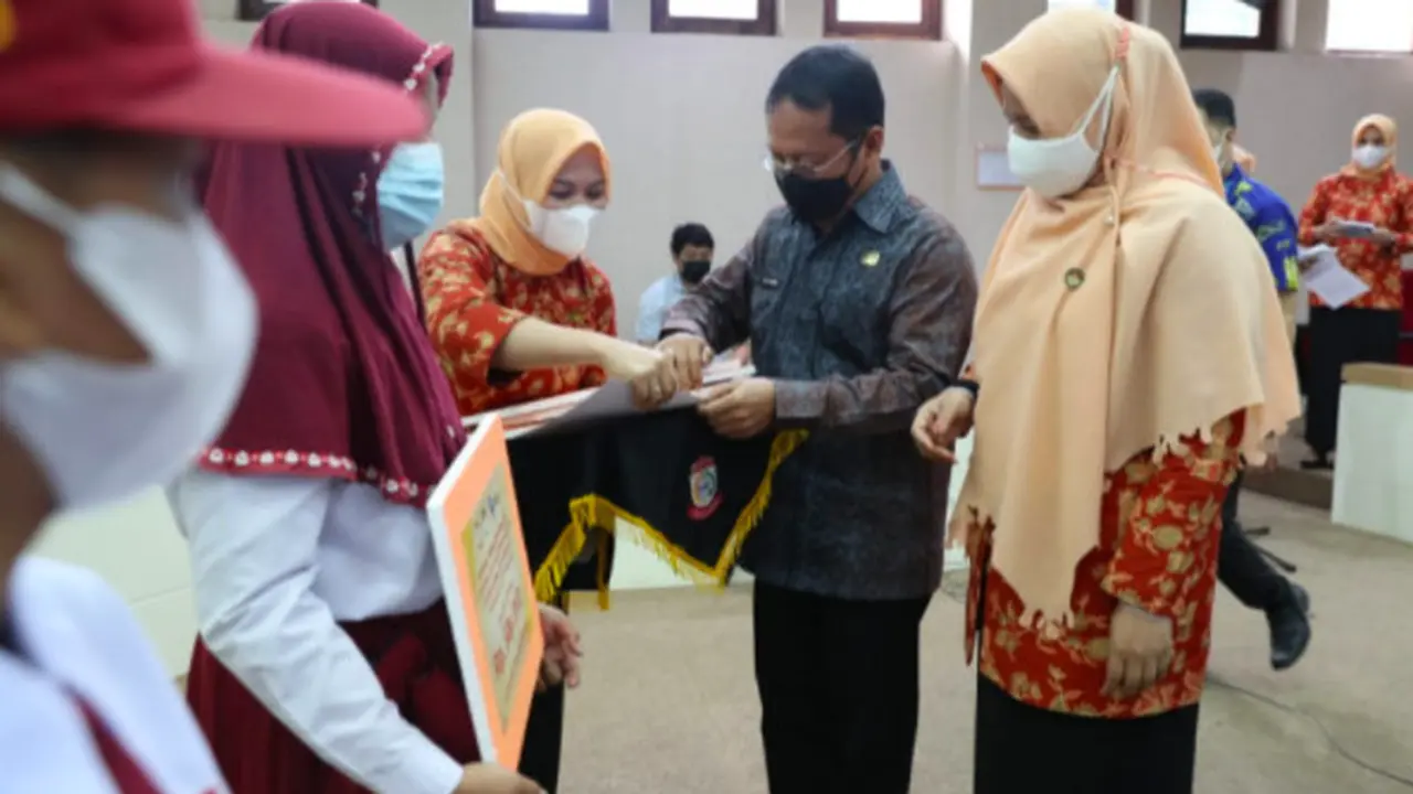 DWP serahkan bantuan kepada anak ASN berprestasi (Liputan6.com)