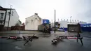 Keputusan ini diambil setelah pihak berwenang mengeluarkan peringatan cuaca merah untuk angin kencang yang diperkirakan dapat mencapai kecepatan hingga 90 mph di berbagai wilayah di Inggris, termasuk Merseyside. (Peter Byrne/PA via AP)