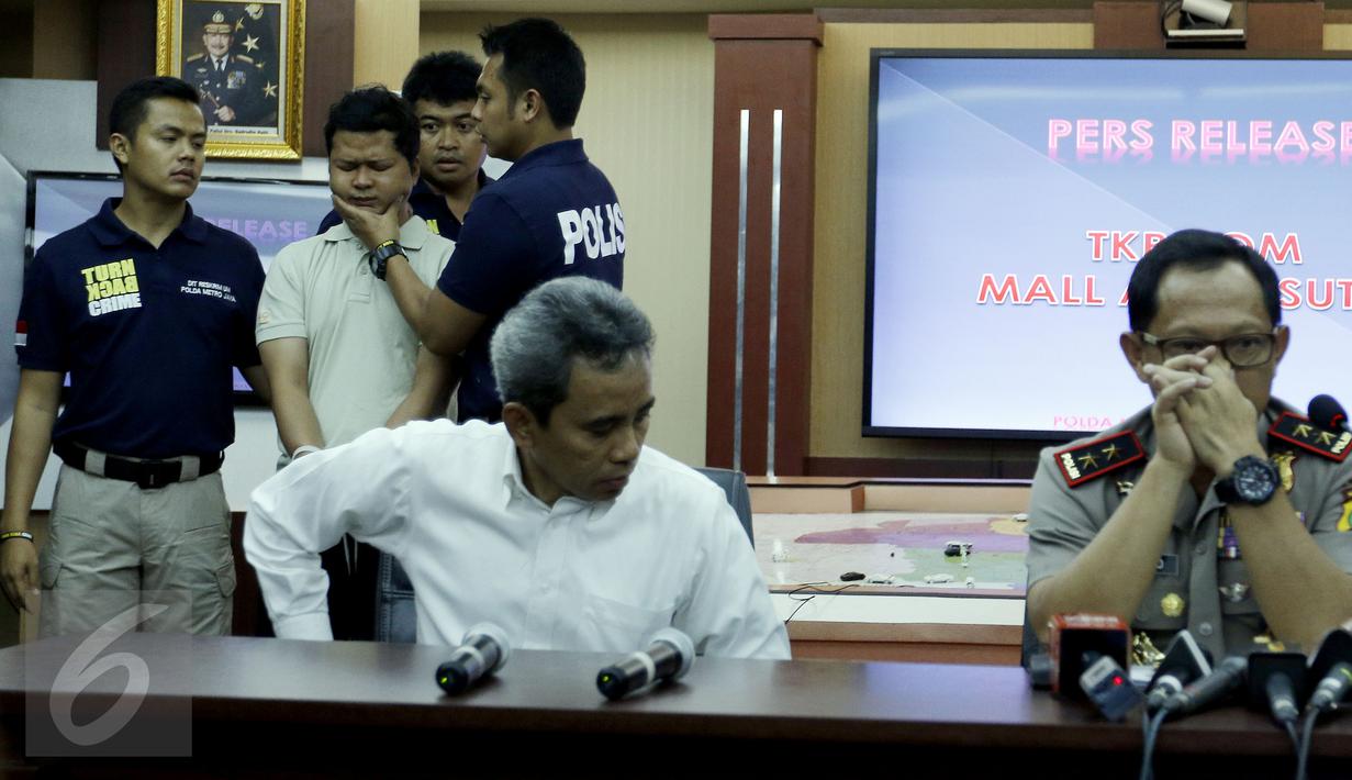 Polisi menghadirkan tersangka kasus ledakan di Mall Alam Sutera saat menggelar konferensi pers di Polda Metro Jaya, Jakarta, Kamis (29/10). Pria berinisial LWK (29) diduga melakukan pengebomannya atas dasar pemerasan. (Liputan6.com/Yoppy Renato)