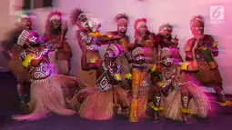 Masyarakat Papua berpose sebelum pentas Papua Adalah Kita di halaman Taman Museum Fatahillah, Kota Tua Jakarta Barat, Jumat (6/9/2019). Pentas yang mengusung Papua Adalah Kita Bersatu Merajut Indonesia bertujuan menyerukan perdamaian atas kericuhan yang terjadi di Papua. (Liputan6.com/Johan Tallo)
