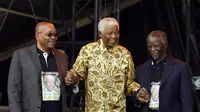 Mantan presiden Afrika Selatan Nelson Mandela (tengah) Presiden ANC Jacob Zuma (kiri) dan presiden Afrika Selatan Thabo Mbeki (kanan) di perayaan ulang tahun ke-90 Mandela ANC, 2 Agustus 2008. (GIANLUIGI GUERCIA/AFP)